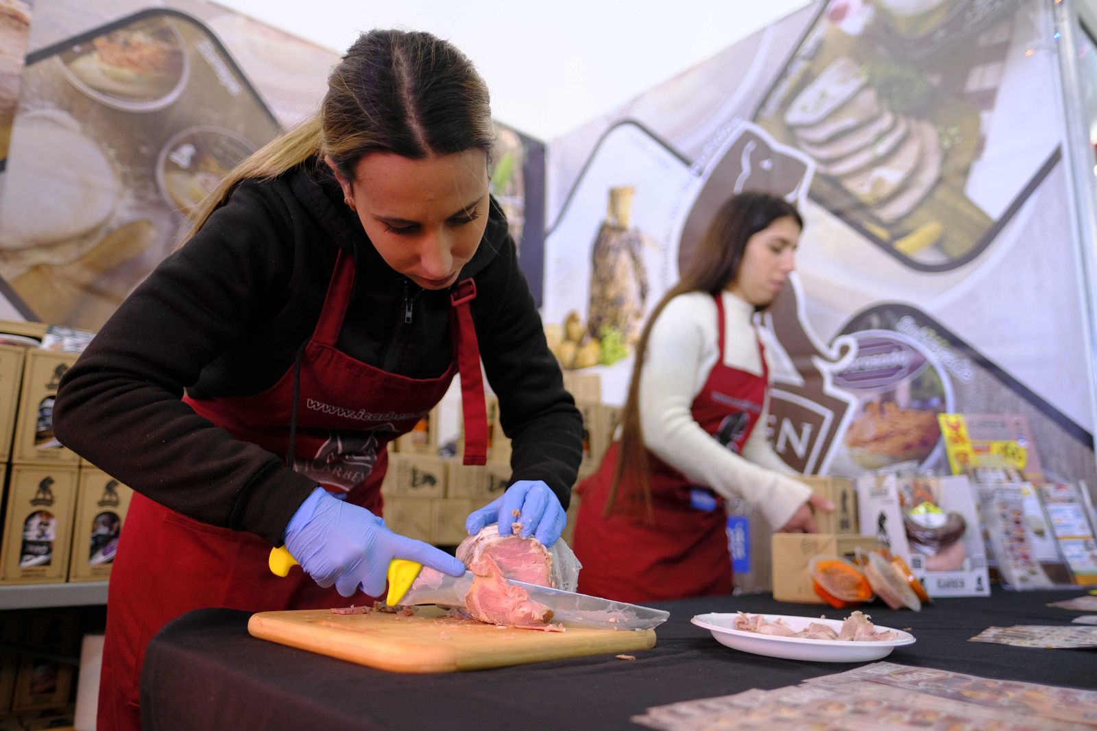 Los stand ofrecen degustaciones a los visitantes.