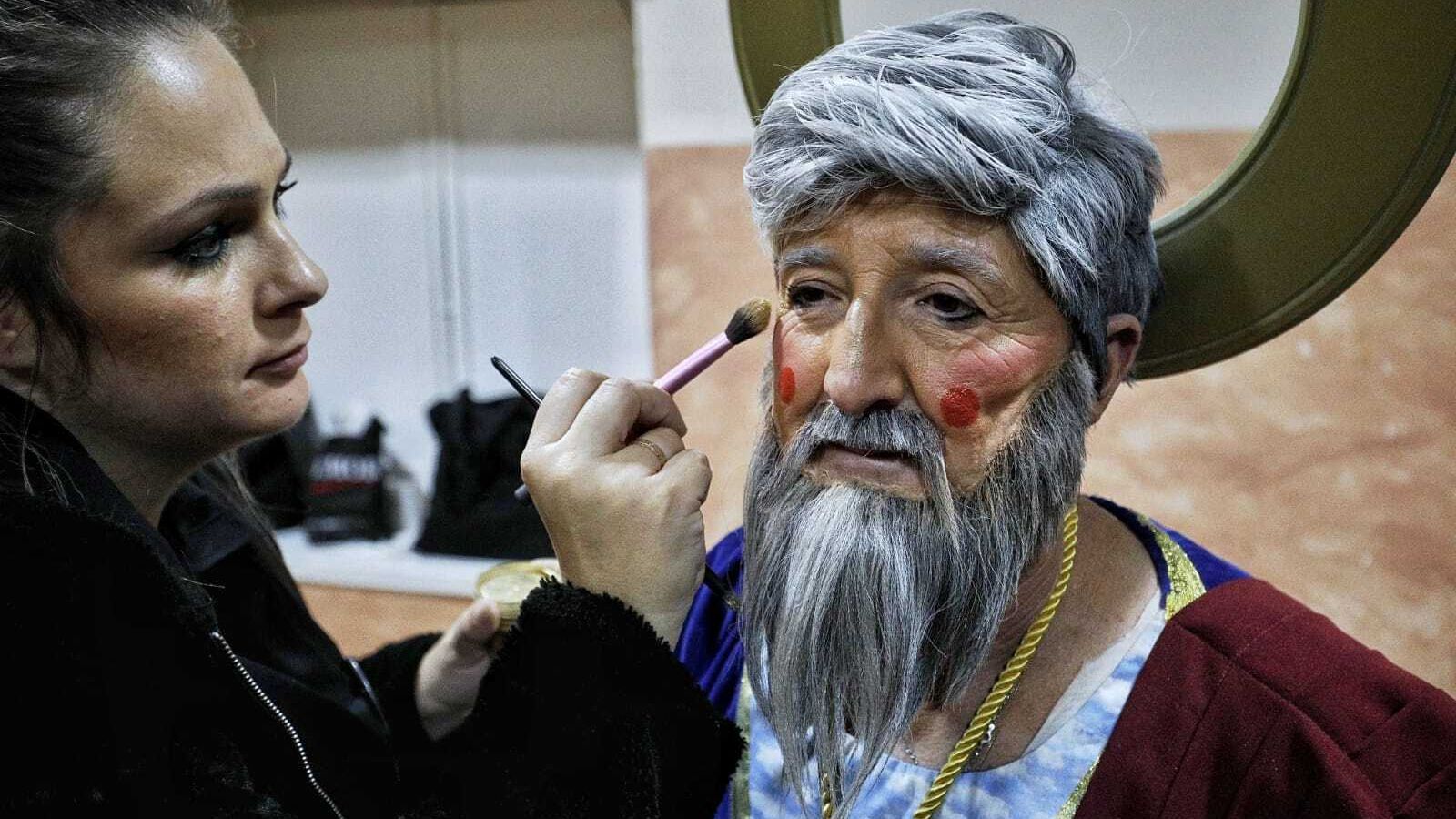 Últimos detalles del maquillaje en camerinos.