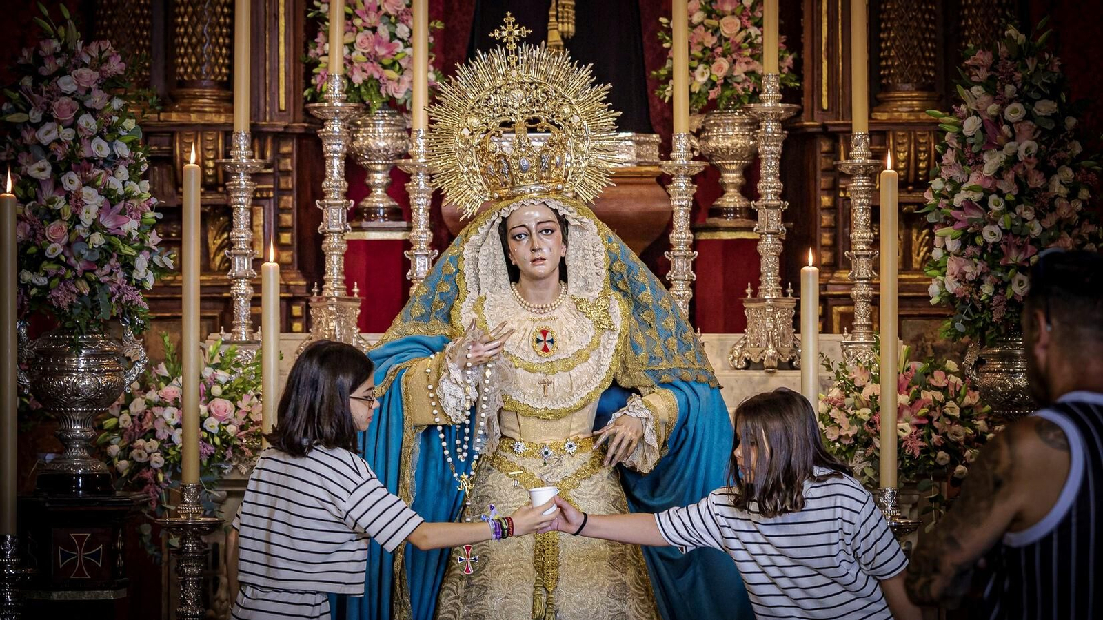 Primer día del besamanos extraordinario por el 75 aniversario del Dogma de la Asunción en Cádiz