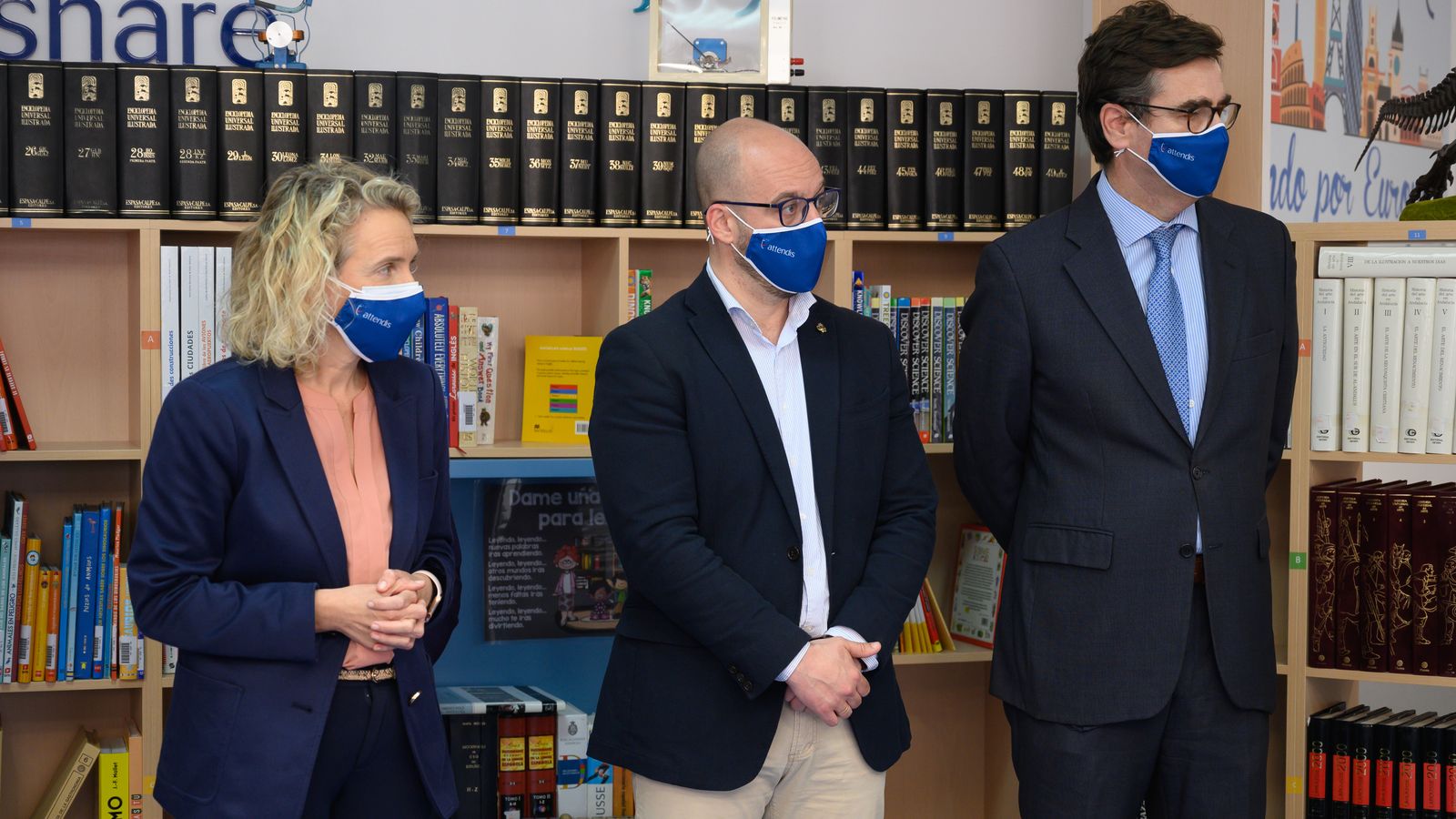 El alcalde Germán Beardo (en el centro), durante el acto, junto a Lola Campos y Manuel Jesús Sánchez.