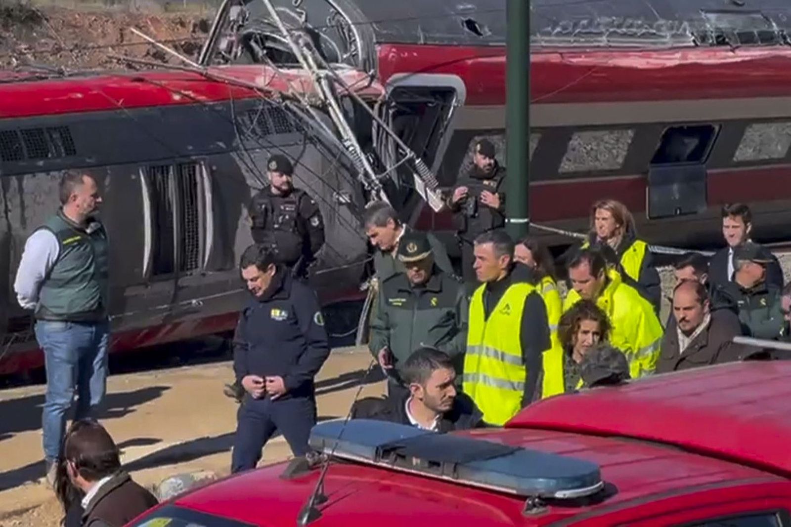 Pedro Sánchez y Juanma Moreno, junto a los trenes siniestrados.