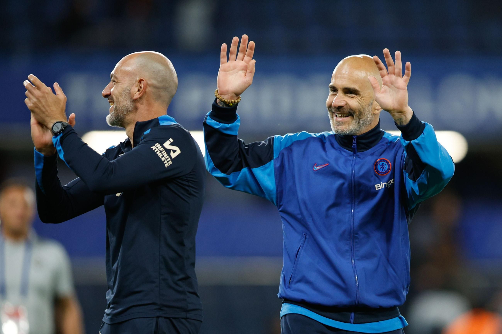 Maresca saluda a sus aficionados.