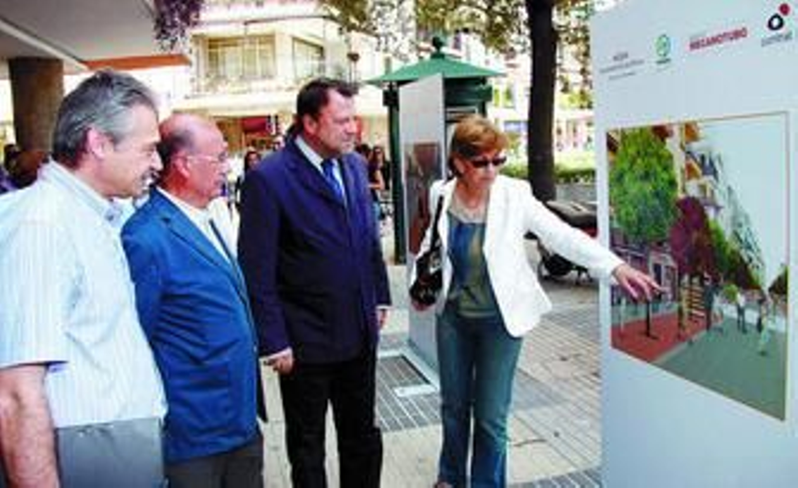 Isabel Guerra muestra a Monteseirín cómo quedará Asunción, junto al edil del distrito y un técnico de Emasesa