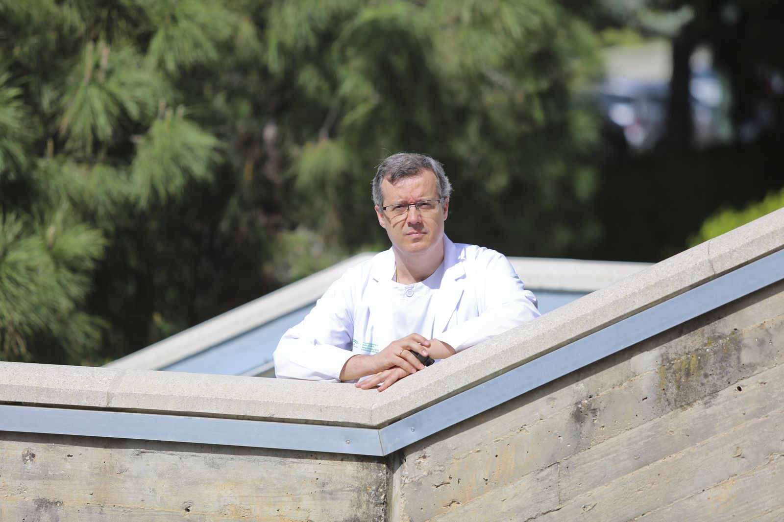 El neurocirujano en las escaleras del Hospital Materno Infantil.