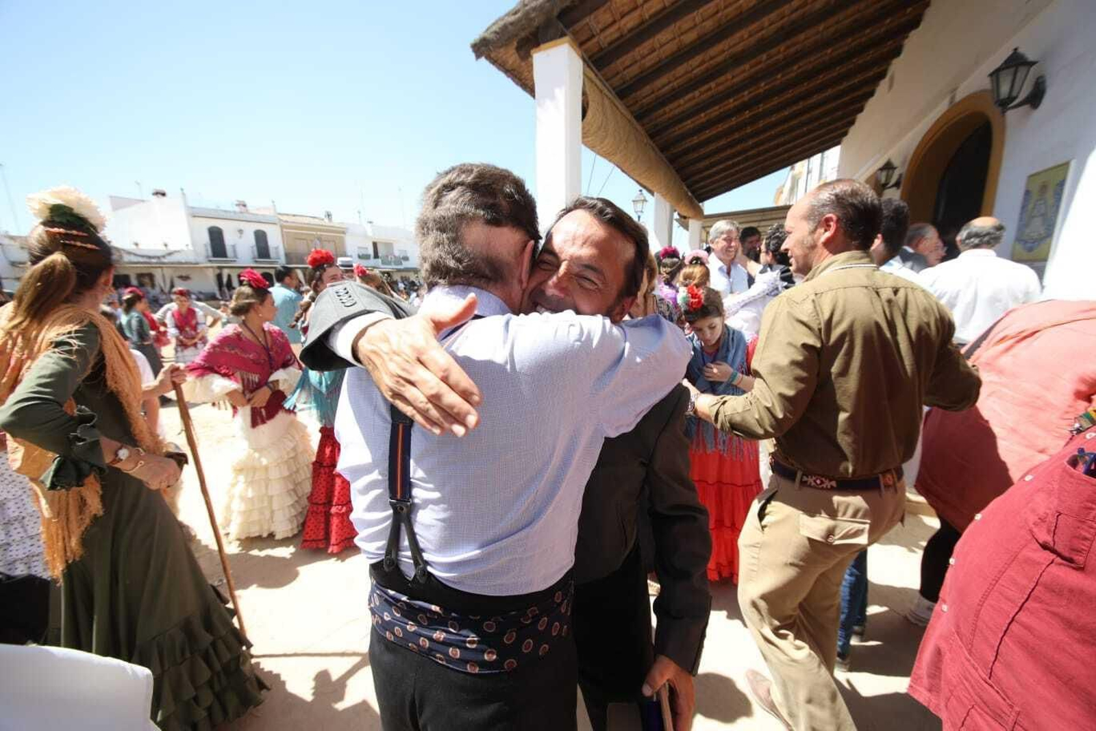 El Simpecado de Jerez a los pies de la Virgen del Rocío