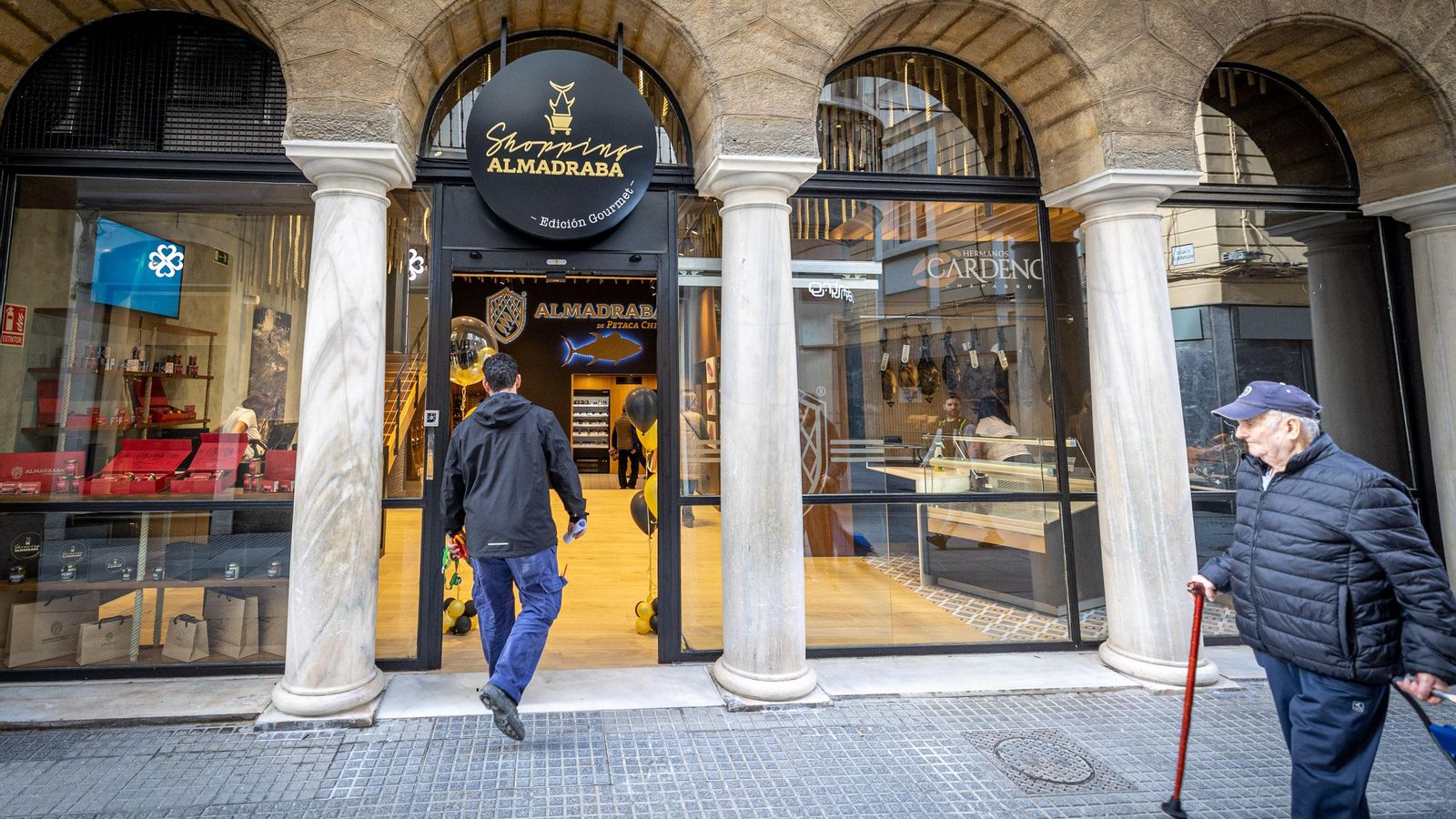 Entrada a la tienda en la calle San Francisco número 25.
