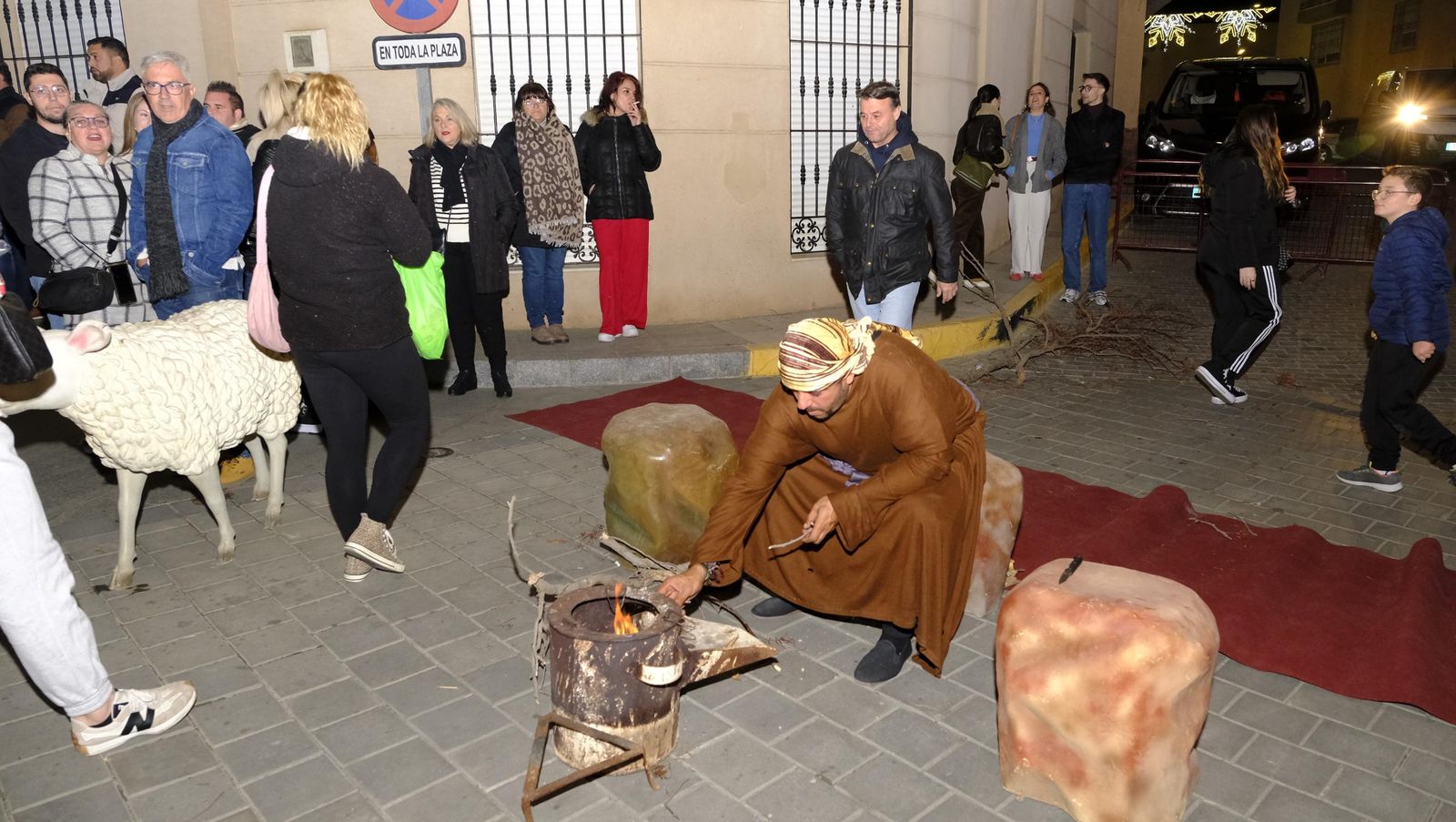 El Belén viviente de Gádor abarrota de público la plaza del pueblo, en imágenes