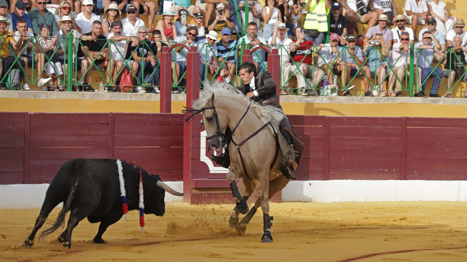 Fotos de la corrida del jueves de la Feria de La Línea: Diego Ventura, José María Manzanares y Roca Rey