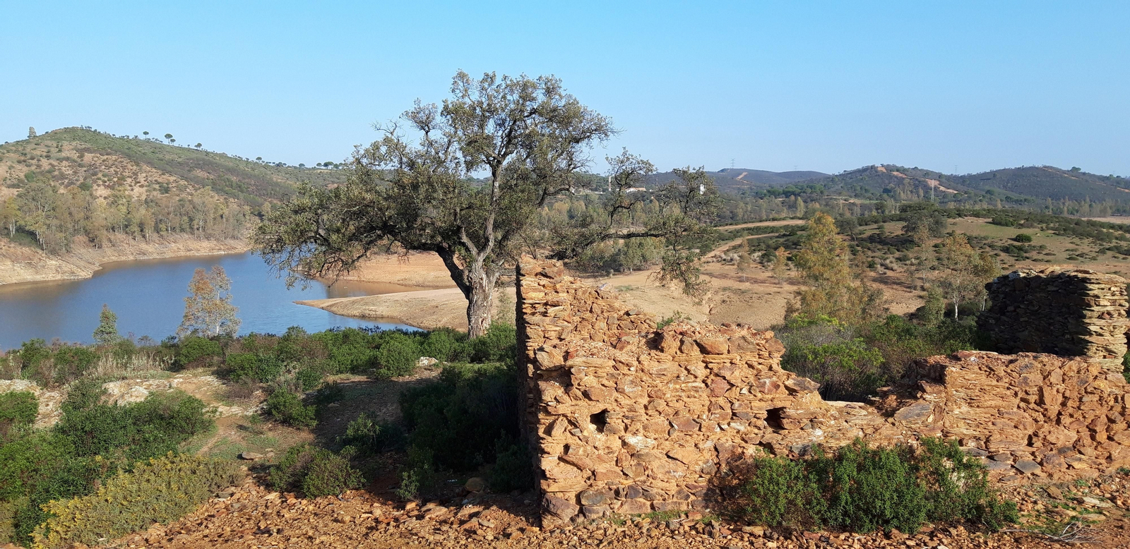 Ruinas junto al embalse del Agrio