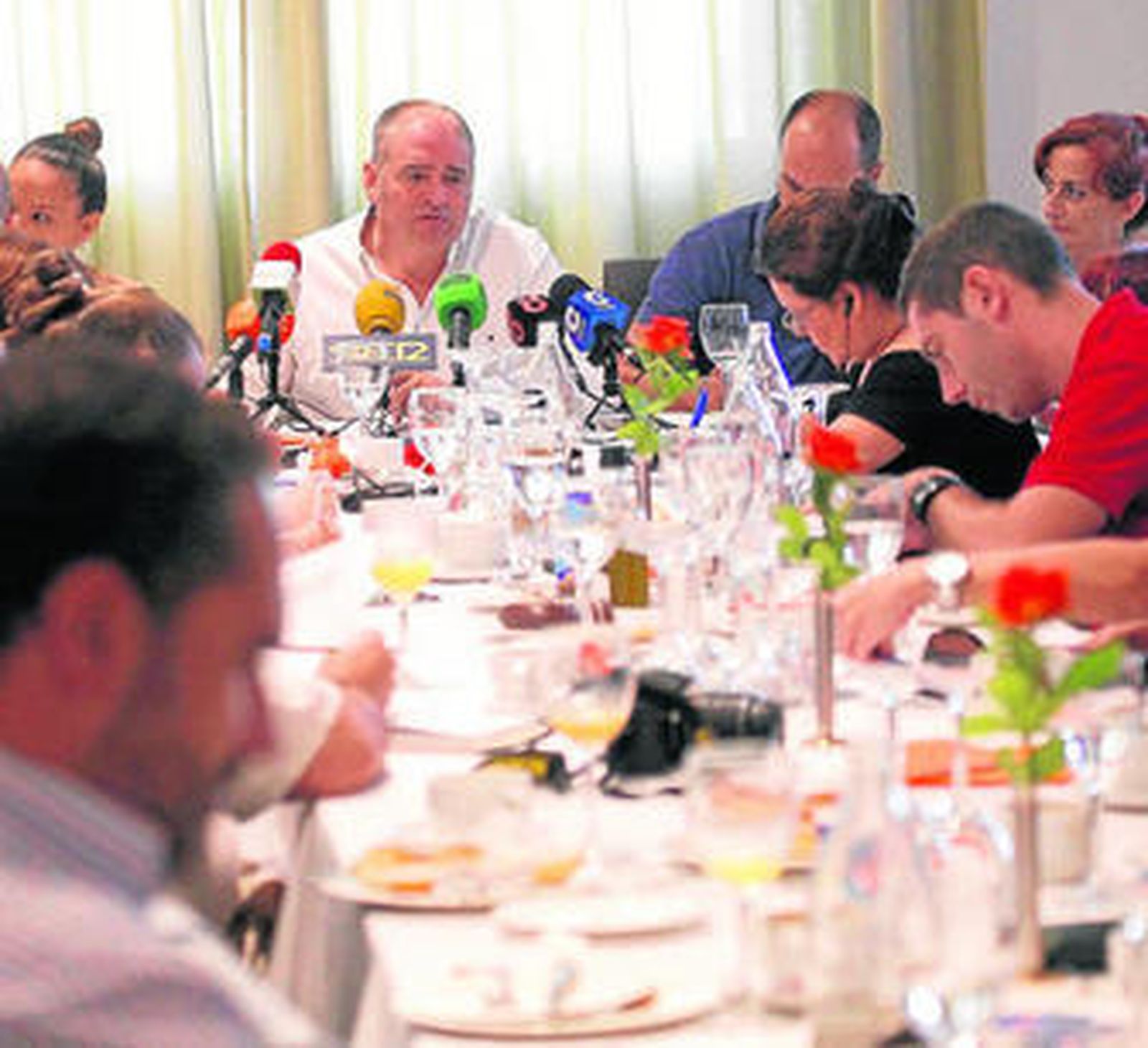 Jorge Romero, en el centro, frente a periodistas de la comarca durante el desayuno ofrecido ayer.