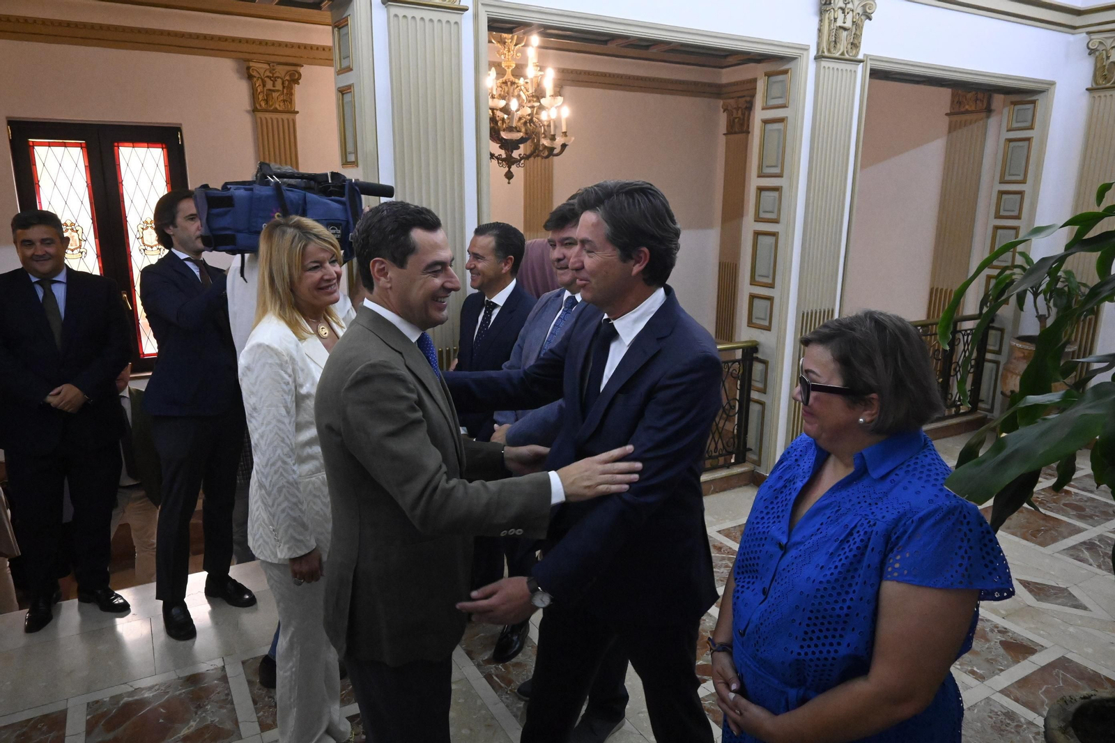 Visita de Juanma Moreno al Ayuntamiento de Huelva, en Imágenes