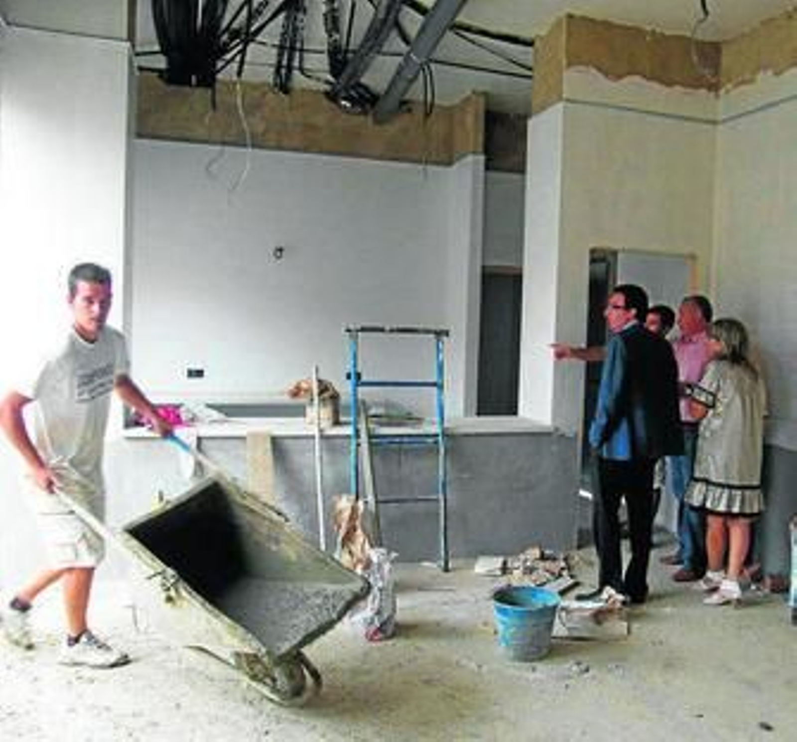 El alcalde visitó ayer el estado de las obras del edificio.