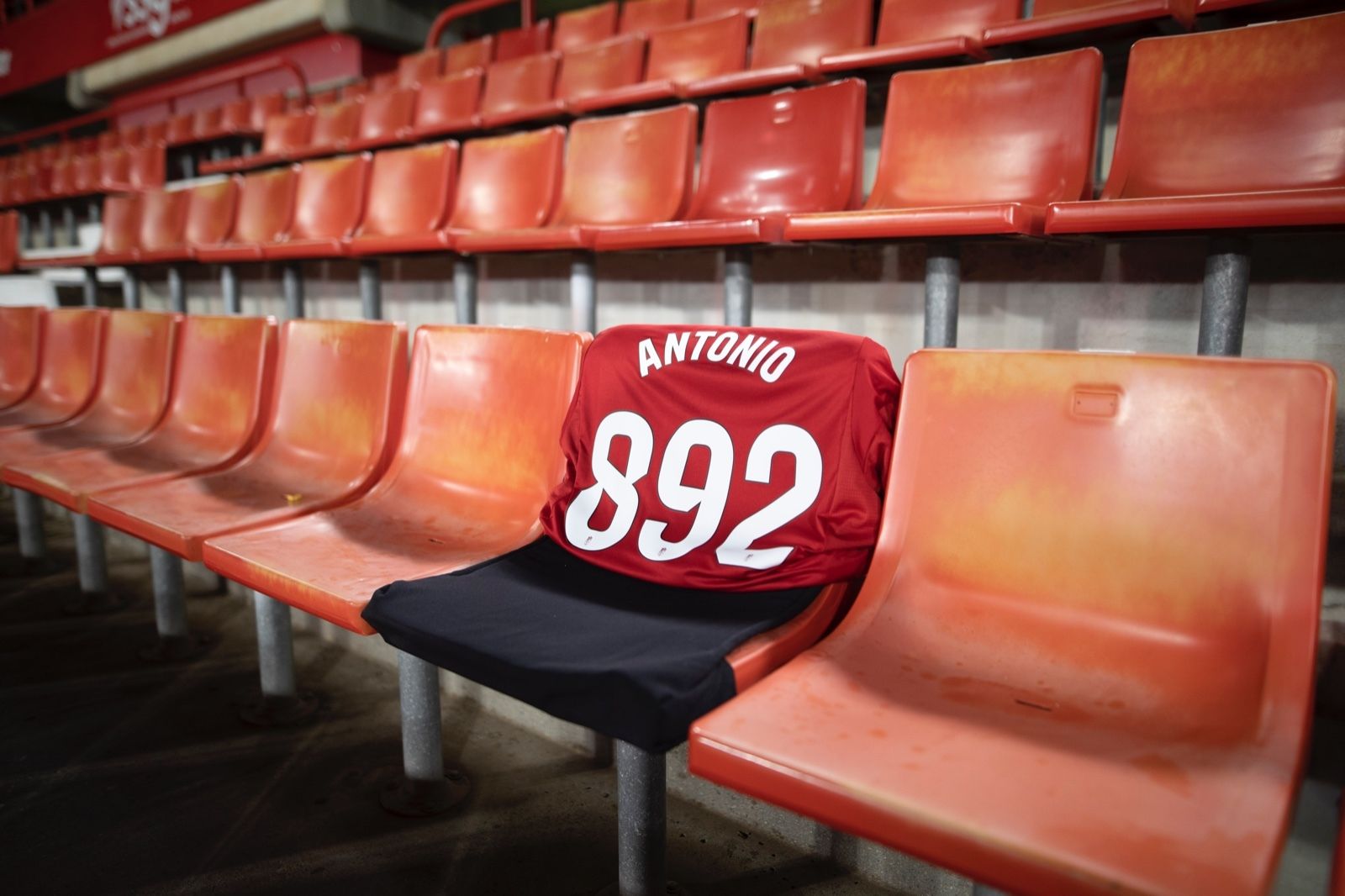 La camiseta homenaje en la butaca del fallecido Antonio Trujillo