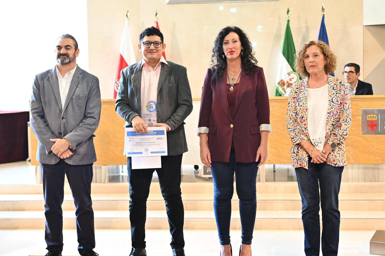 La alcaldesa, con los universitarios premiados