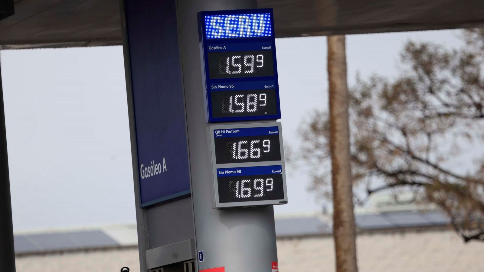 Detalle de los precios en una gasolinera low cost de Algeciras.