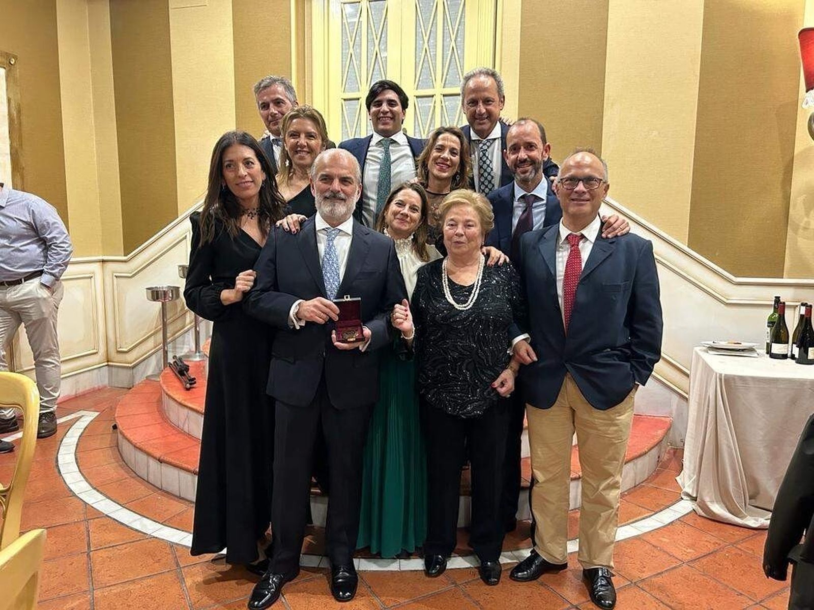 El galardonado Manuel Rodríguez Téllez con Javier, María de los Ángeles, Gema, Guillermo Rodríguez Téllez, María de los Ángeles Téllez, Isabel Carmona, Inés de Alba, Rafael Ortega, José Amaya y Enrique Rodríguez Carmona.