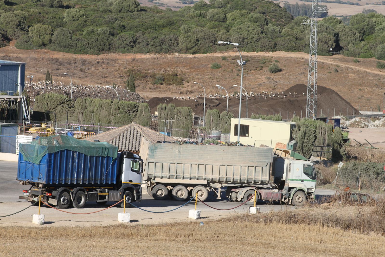 Dos camiones ayer, en la entrada del vertedero de Miramundo, en Medina Sidonia.