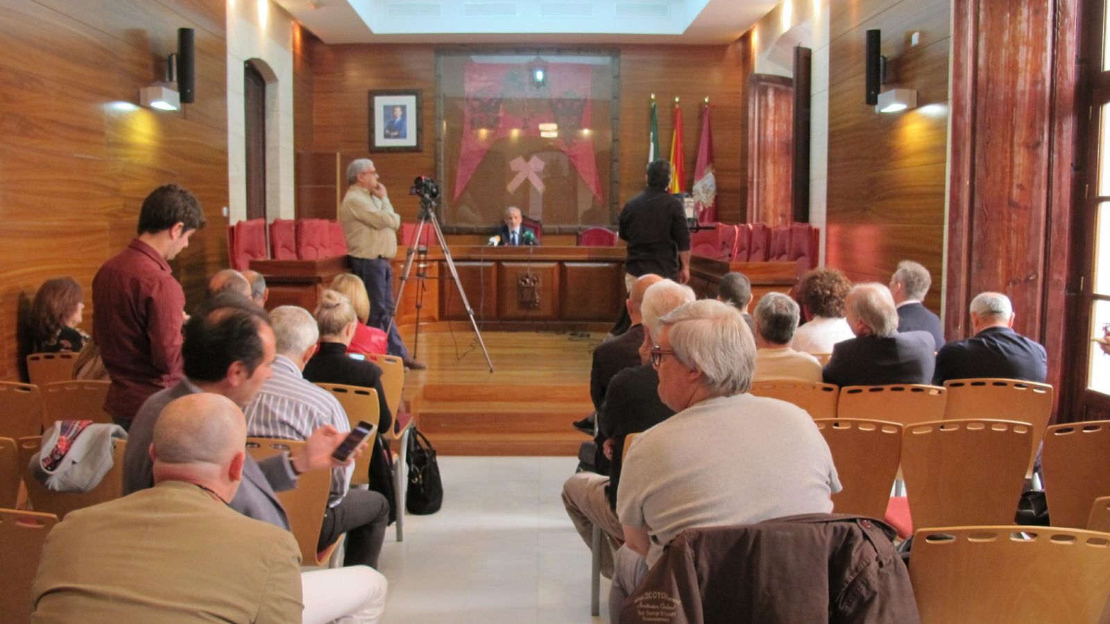 Expectación en la rueda de prensa del alcalde de Vera ayer en el salón de plenos.