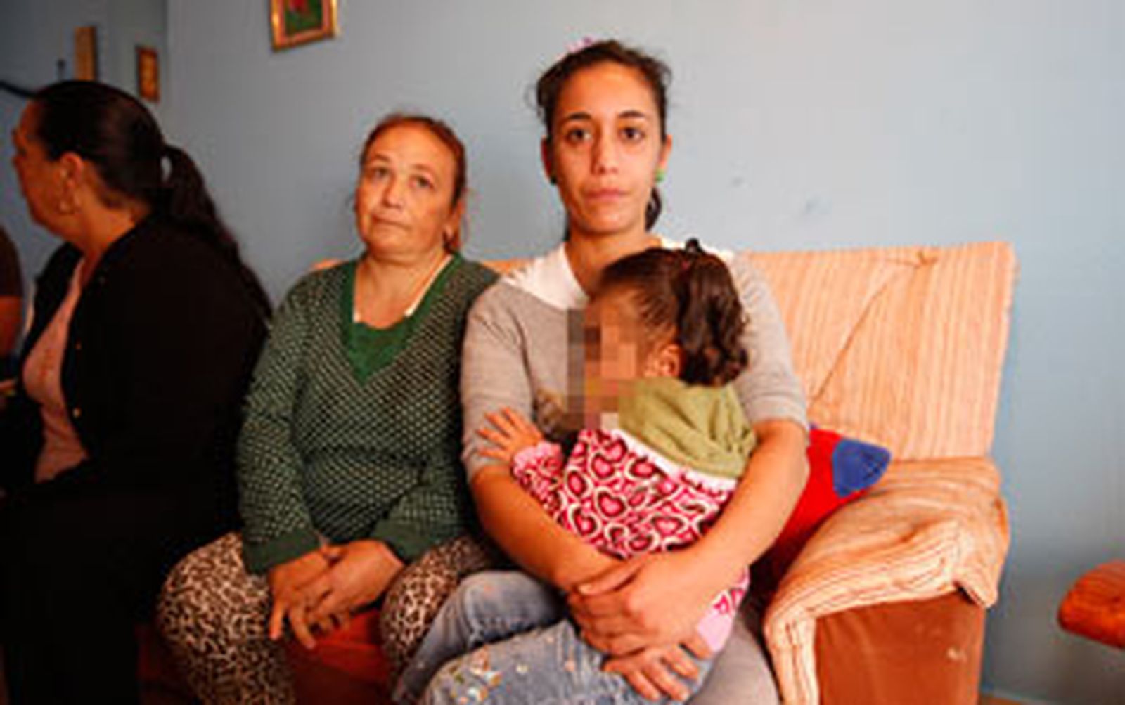 Una familia de las 54 viviendas, a tres días de un anunciado desahucio