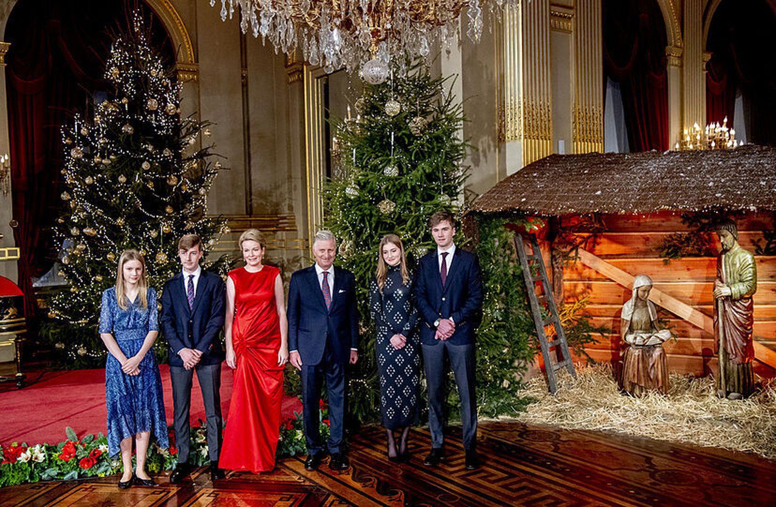 Los reyes Felipe y Matilde de Bélgica posan vestidos de gala junto a sus cuatro hijos en palacio.