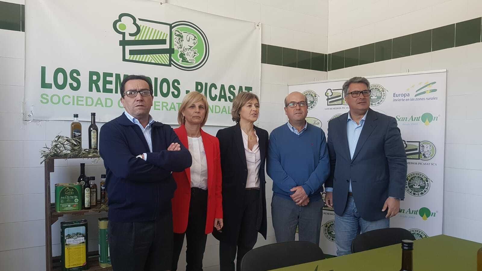 Isabel García Tejerina, en el centro, con otros dirigentes del PP, en su visita a los Remedios.