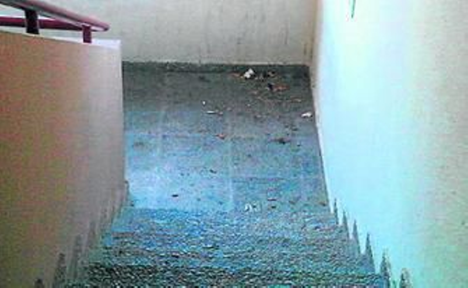 Imagen de las escaleras de emergencia del hospital, donde se acumulan numerosas colillas.