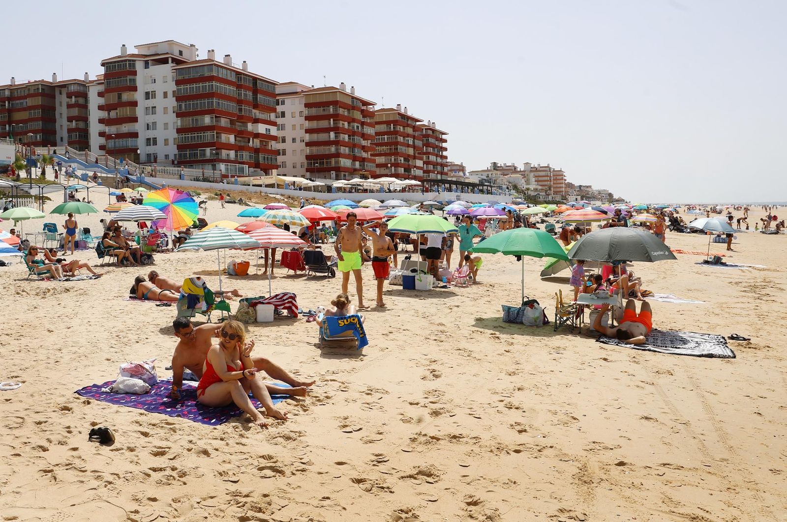 Imágenes del ambiente en las playas de Matalascañas, La Bota y Mazagón durante la mañana del domingo