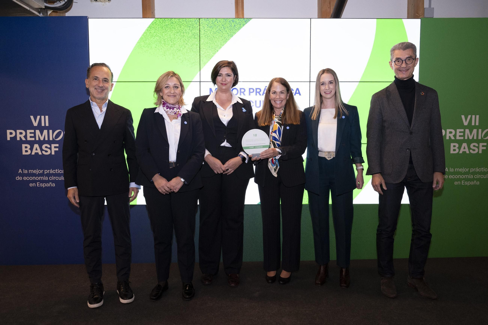 Juan Alfaro, director del Club de Excelencia en Sostenibilidad; Elena Alcalde, directora de Supply Chain y Compras en Moeve Chemicals; Soledad Grao, Elisabeth Dumois y Cristina Ollero, de Moeve Chemicals, y Carles Navarro, director general de BASF España