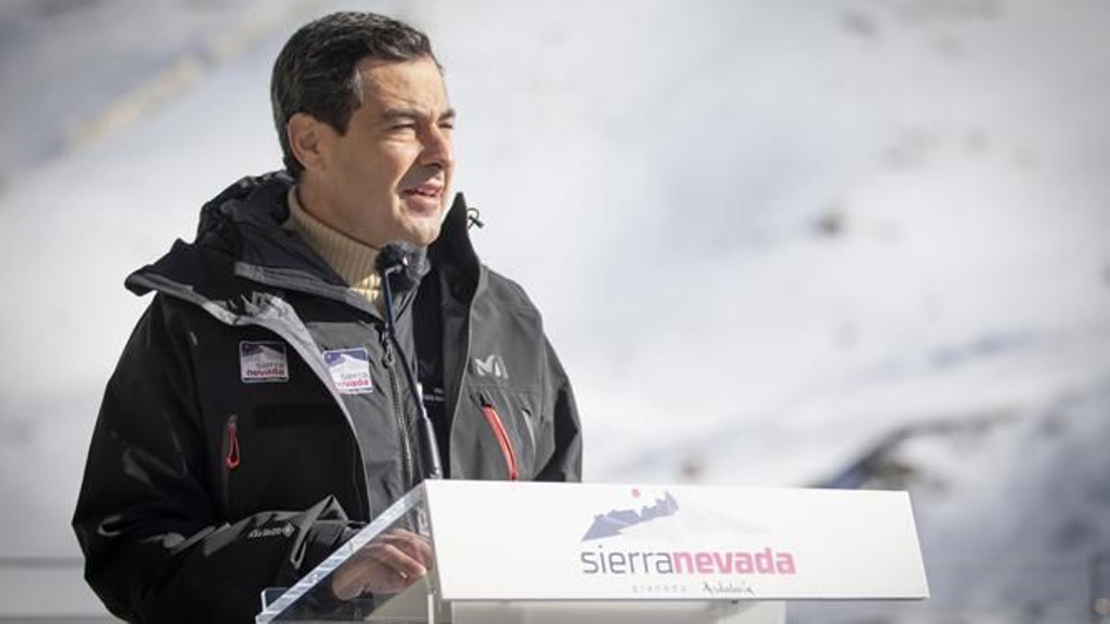 El presidente de la Junta de Andalucía, Juan Manuel Moreno Bonilla,  en Sierra Nevada.