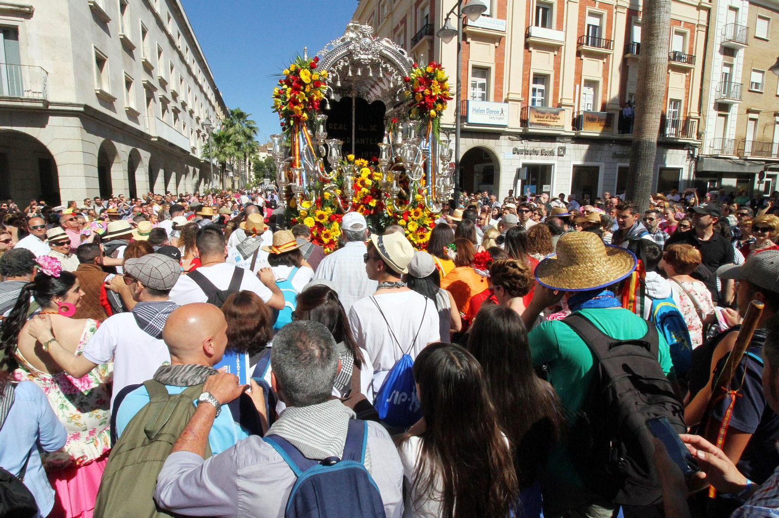 Imágenes de los caballistas, peregrinos a pie y carros de la Hdad de Emigrantes