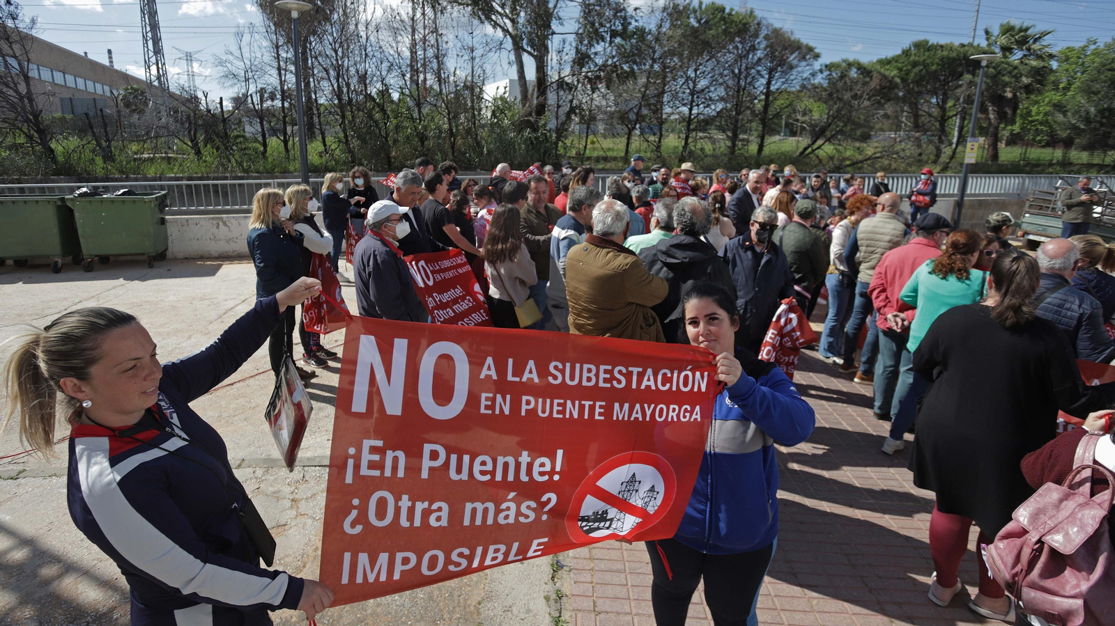 Fotos de la concentración contra la subestación eléctrica en Puente Mayorga