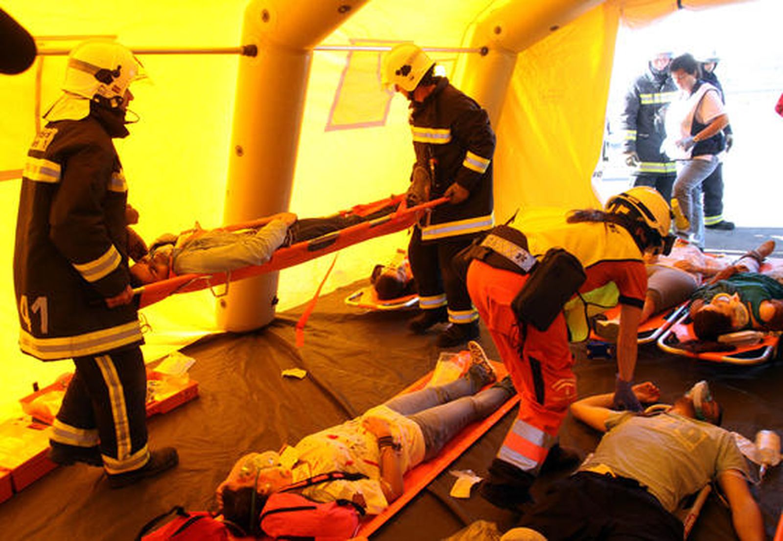 Simulacro de accidente en el aeropuerto de Málaga en el que participaron unas 200 personas 

Foto: Migue Fernández
