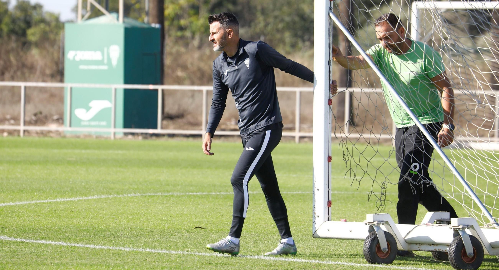 Iván Ania mueve una portería durante un entrenamiento.