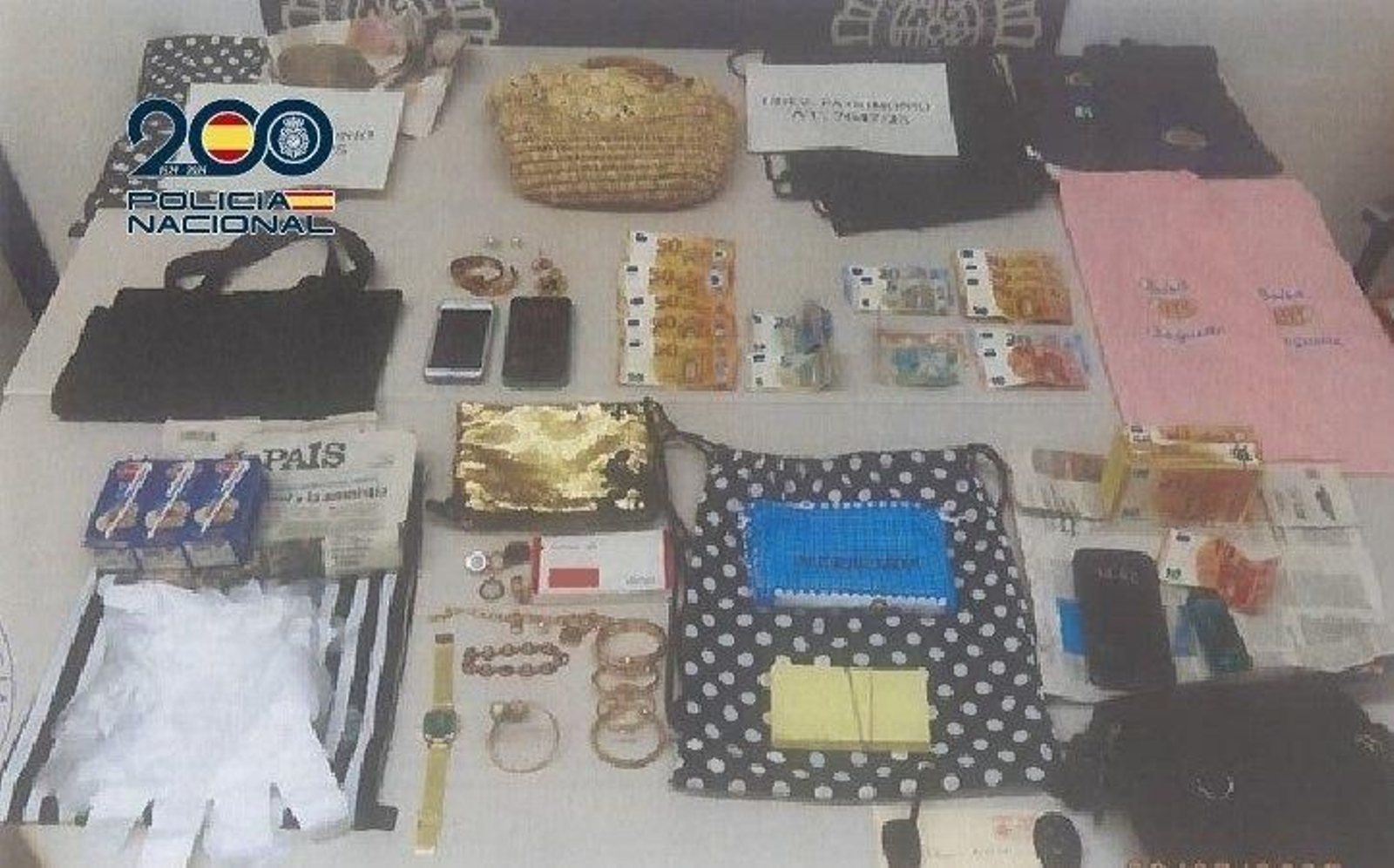 Dinero y demás efectos intervenidos a los detenidos por el timo de la estampita.