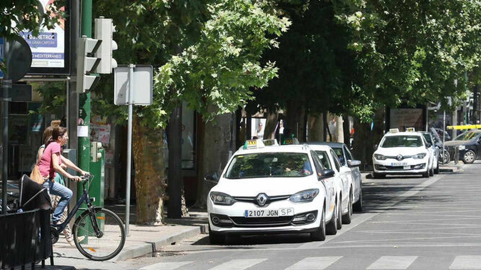 Varios taxis estacionados en la parada de Gran Capitán.
