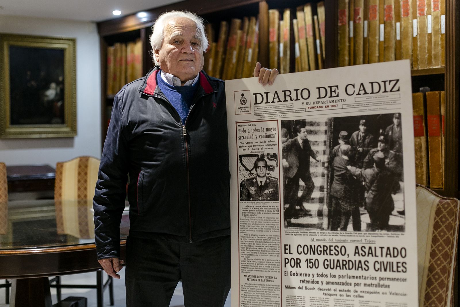 Antonio Morillo, junto a una reproducción de la primera página de Diario de Cádiz del 24 de febrero de 1981.