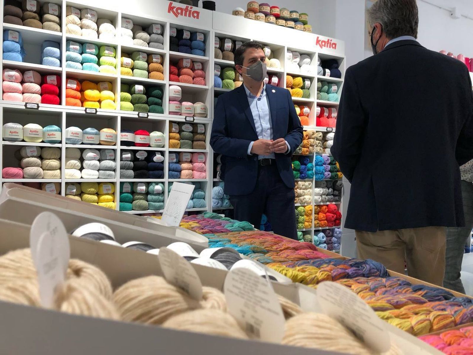 El portavoz del PP de Córdoba, José María Bellido, en una tienda de Santa Rosa.