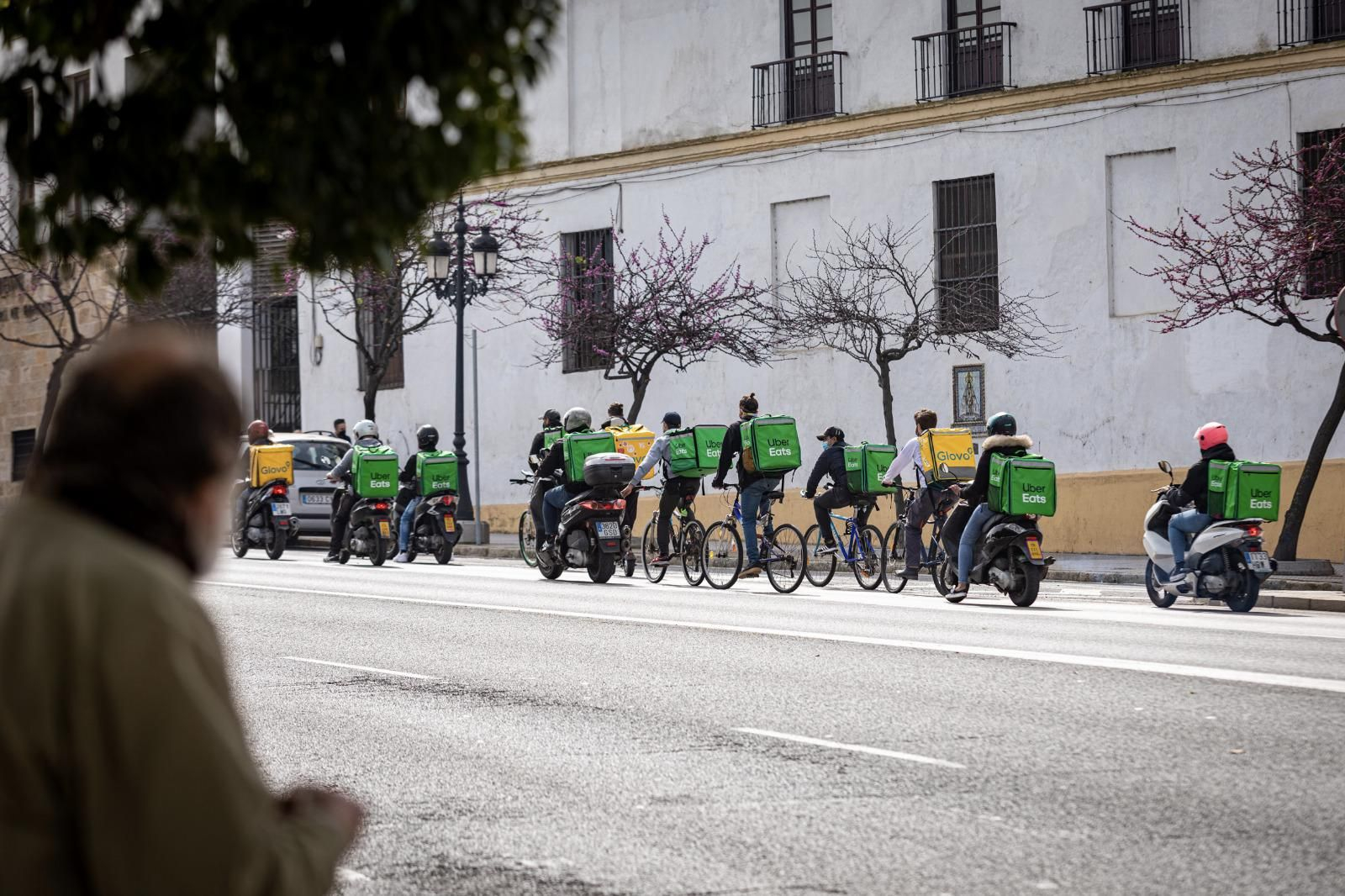 Marcha de los repartidores a domicilio de Cádiz en protesta por la 'Ley de Riders'