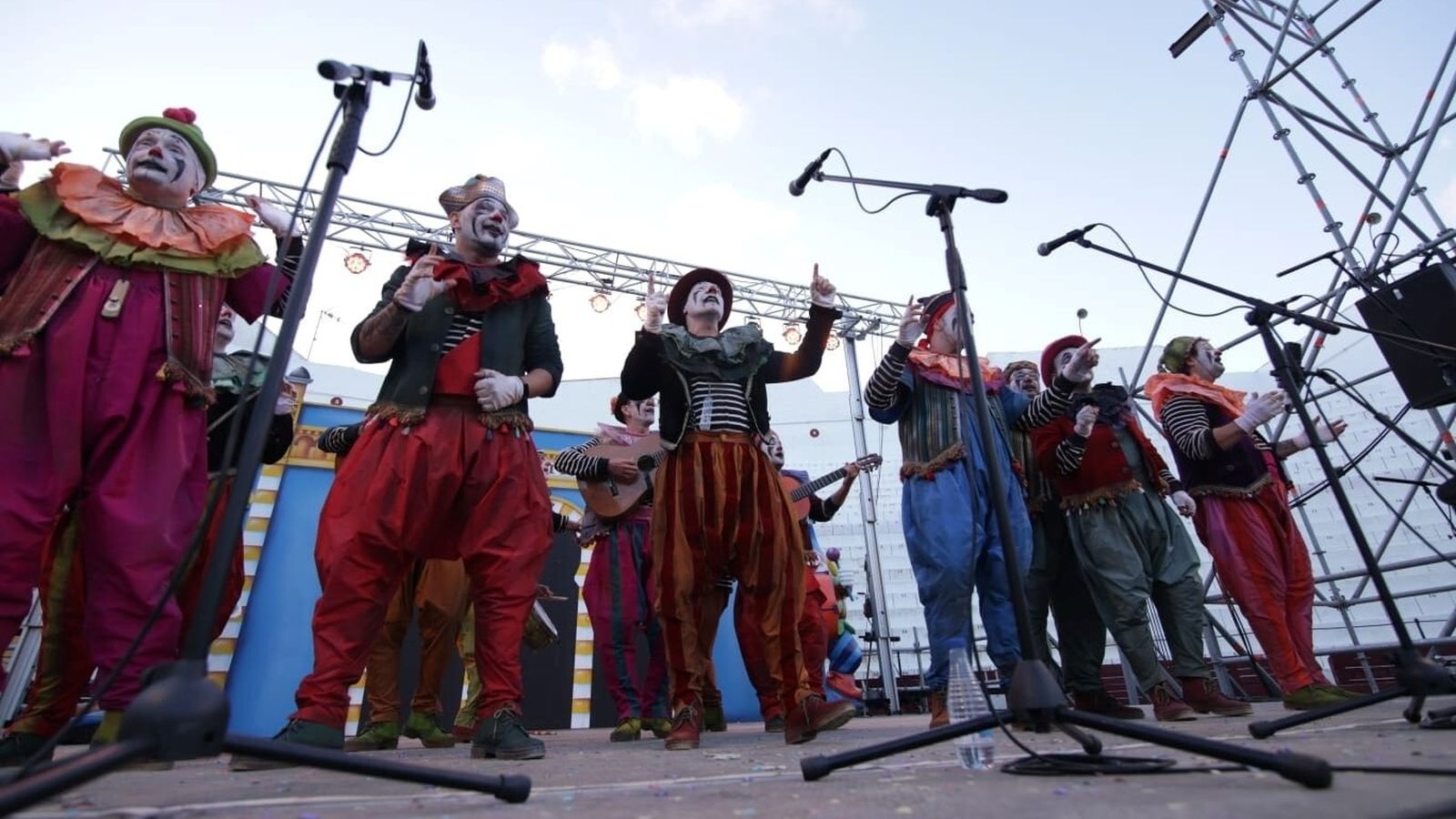 Actuación de la comparsa 'Los sumisos' de Martínez Ares en la plaza de toros.