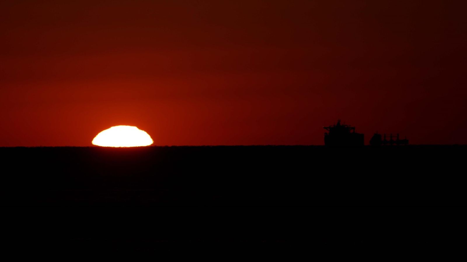 Dos buques en la Bahía de Algeciras al atardecer.
