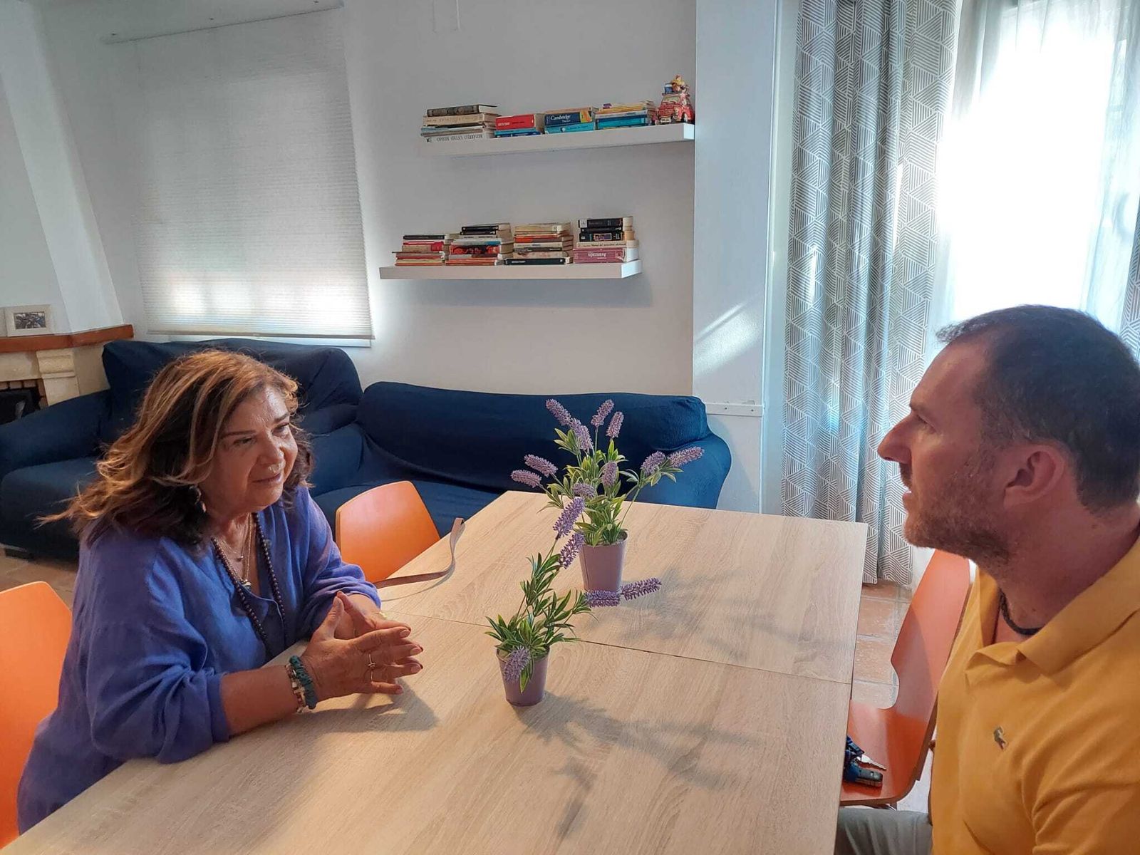 Carmen Céspedes con un responsable del Grupo de Convivencia Educativa.