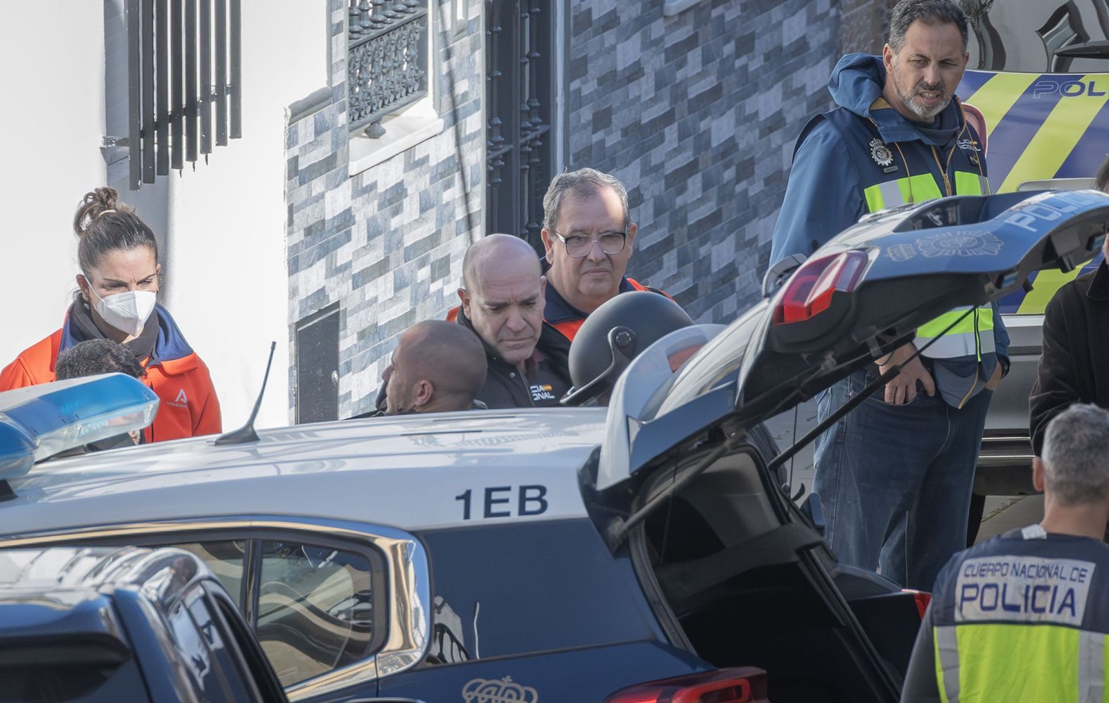 Las imágenes del despliegue policial por un hombre que se ha atrincherado en Camas