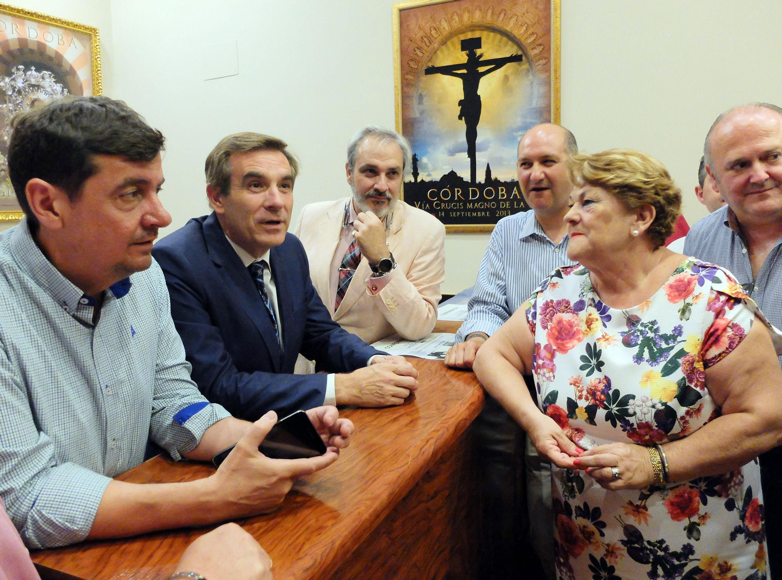 Olga Caballero mira a Gómez Sanmiguel junto a otros miembros de su junta directiva, en 2016.