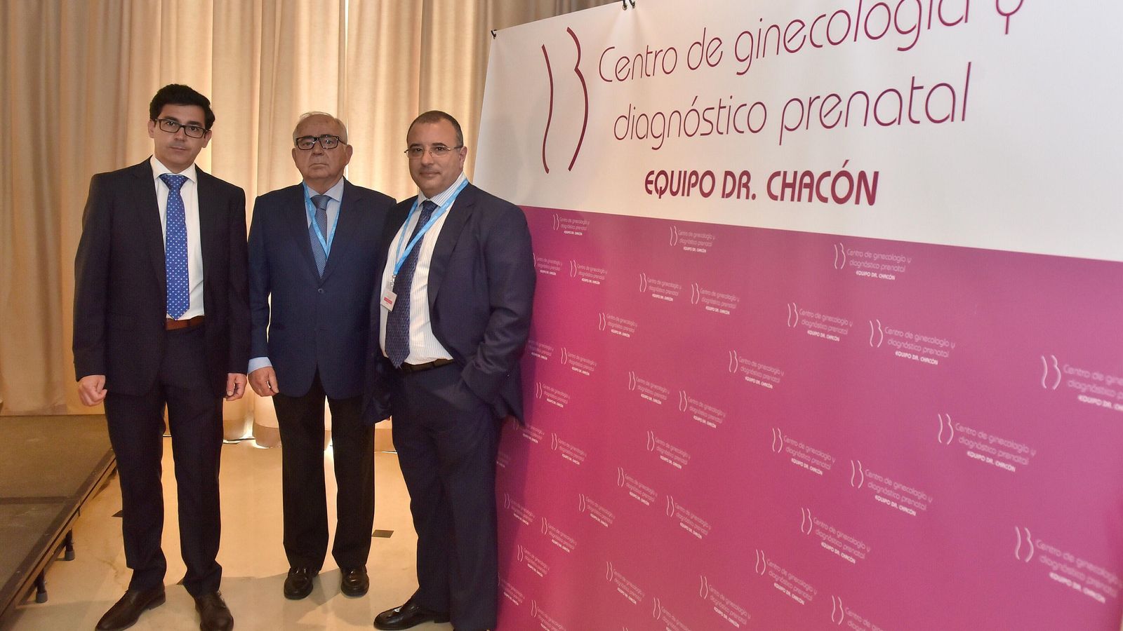El doctor Lorenzo Chacón, en el centro, junto a los doctores José Antonio Sainz y Óscar Martínez Pérez. El doctor Lorenzo Chacón, en el centro, junto a los doctores José Antonio Sainz y Óscar Martínez Pérez.