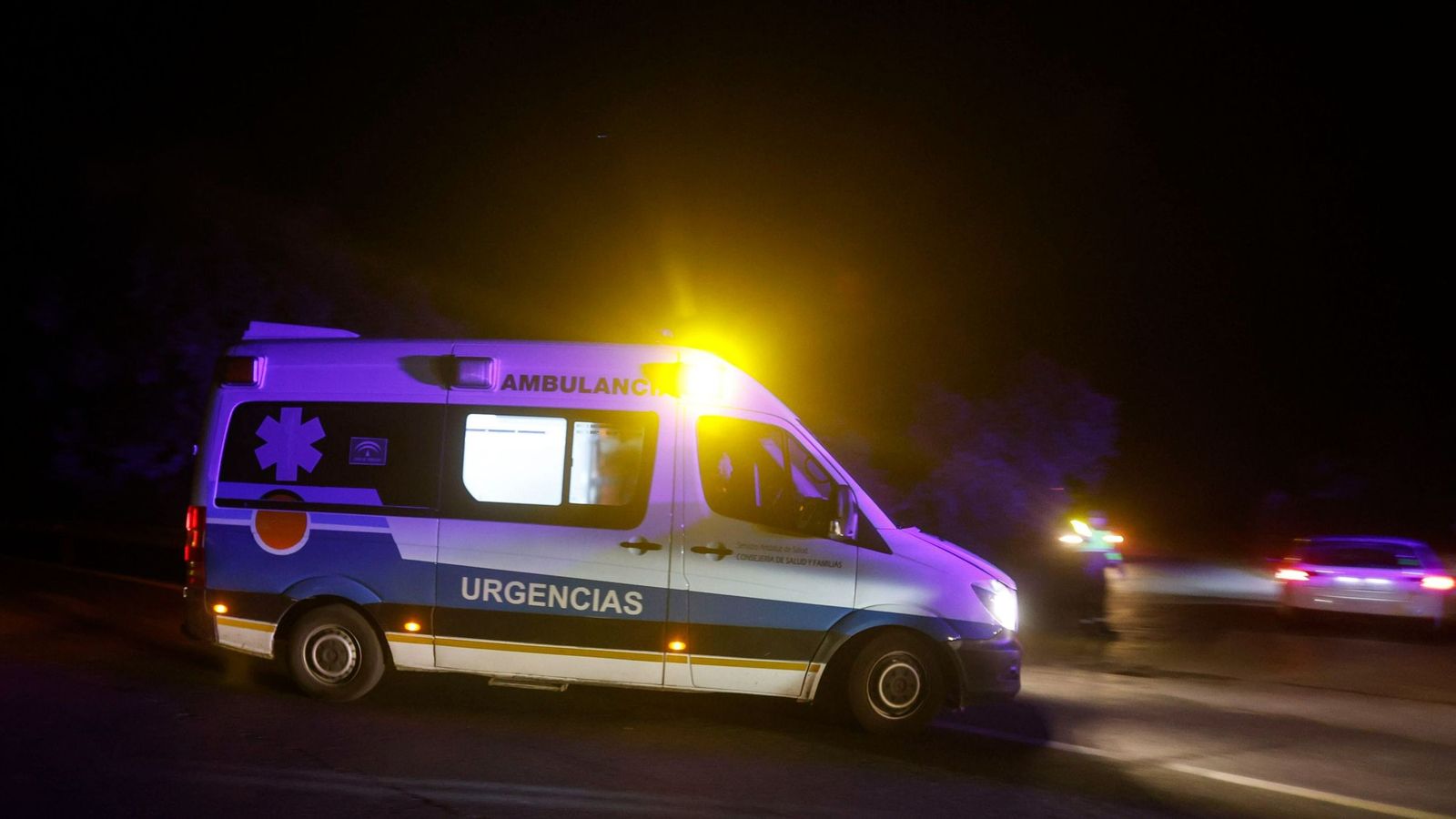 Una ambulancia evacúa heridos de