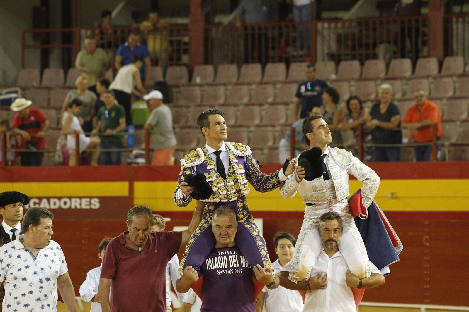 El Fandi junto a José María Manzanares en la vuelta al ruedo previa a su Puerta Grande, con tres orejas conseguidas.