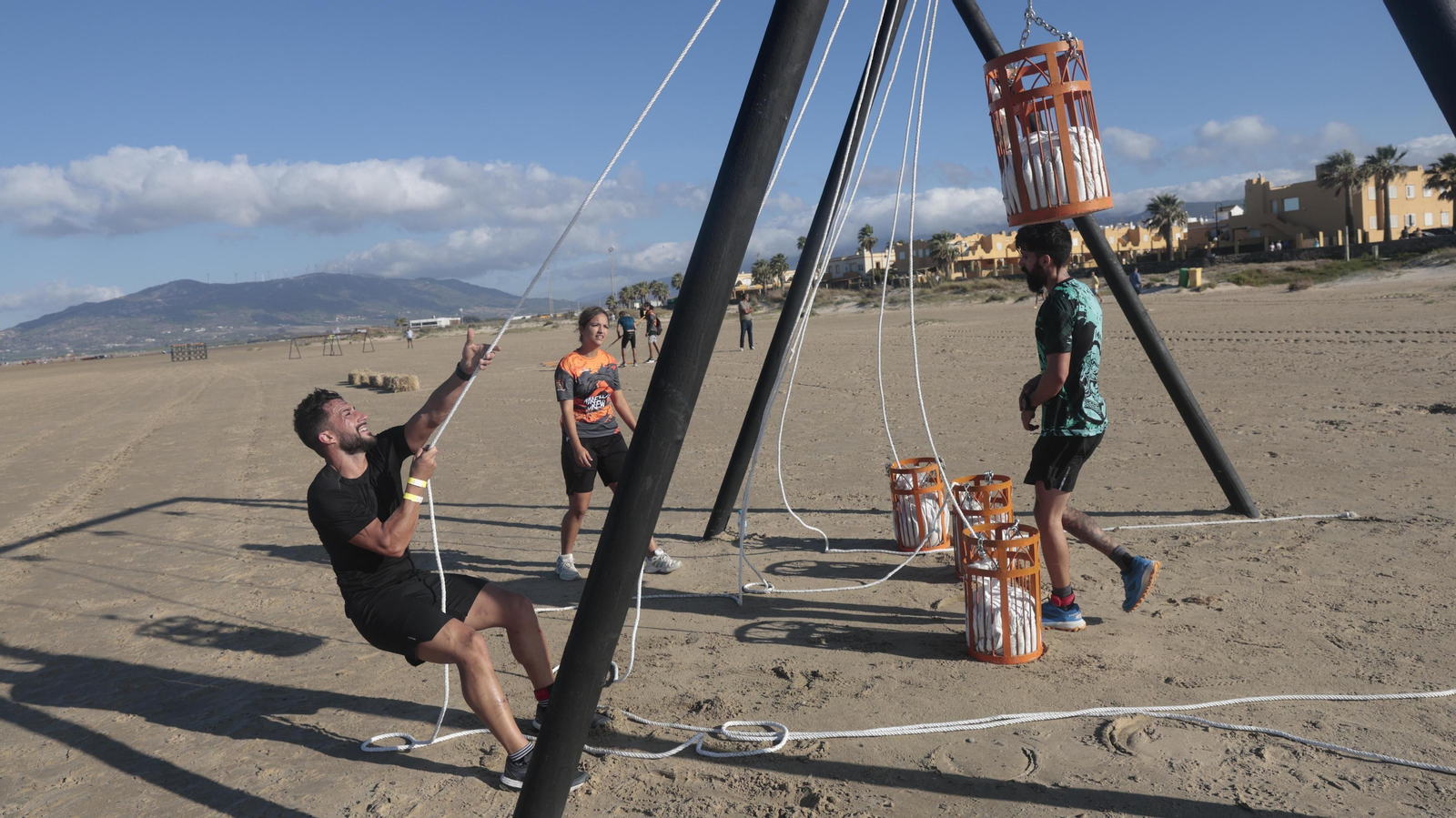 Carrera de obstáculos Adrenaline Race, en la playa de los Lances, en imágenes