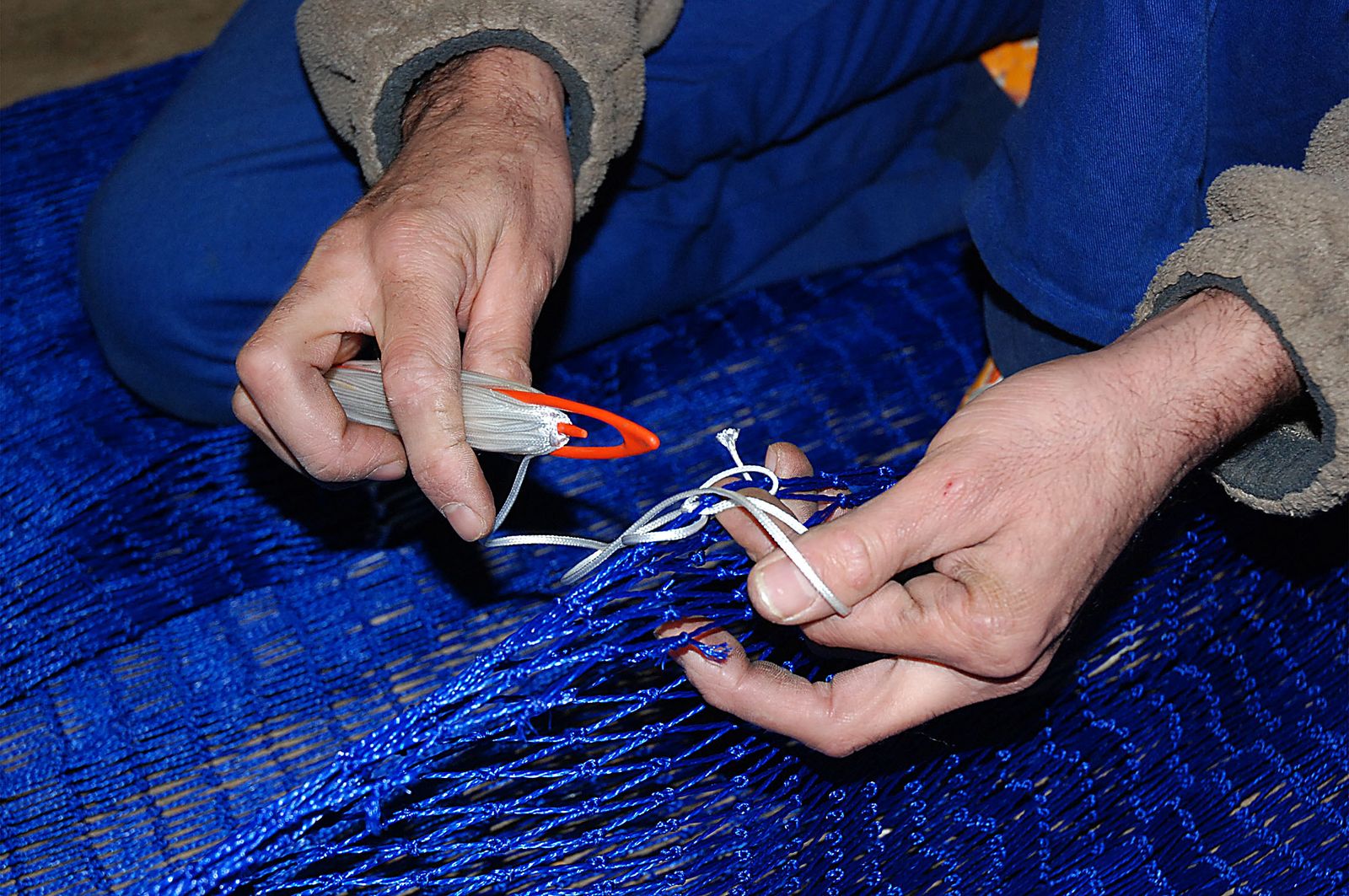 Un redero haciendo su trabajo.