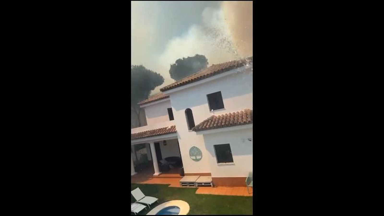 Los vecinos del ilncendio de la zona de la Barrosa coloboran en la extinción del incendio