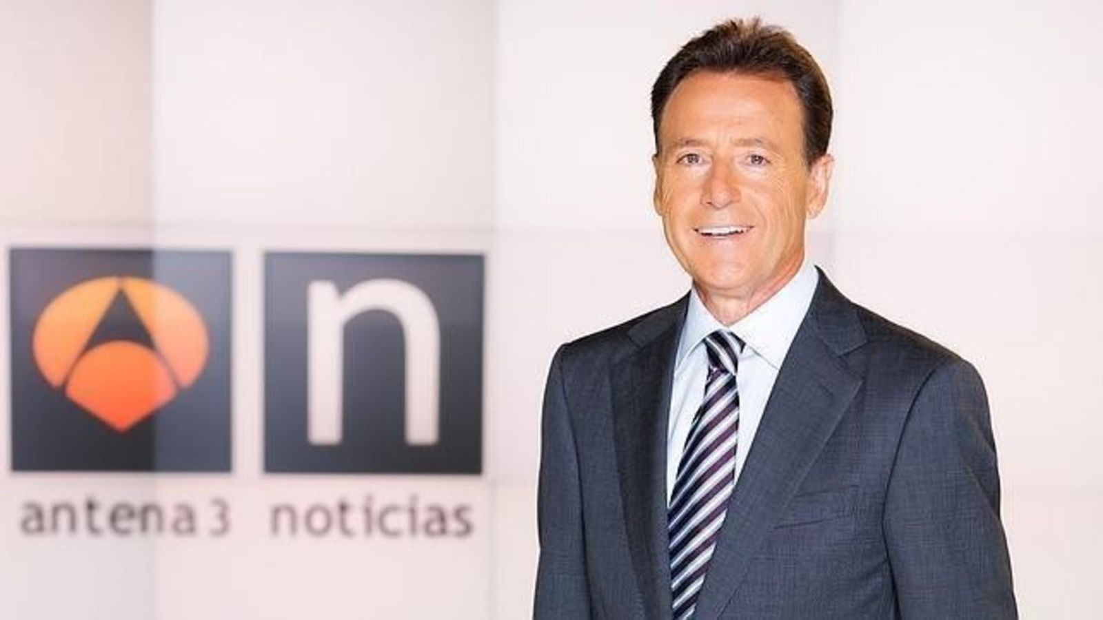 Matías Prats ante el logotipo de Antena 3